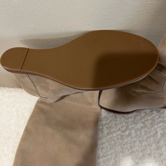 Johnston & Murphy Tan Suede platform Boots.  Fur lined; never worn. - Picture 7 of 8